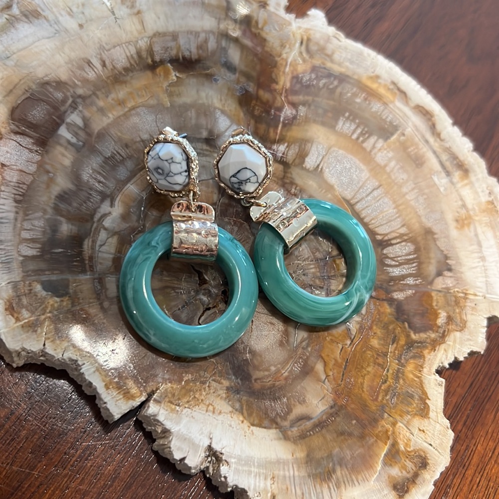 Earrings. - Picture 2 of 3